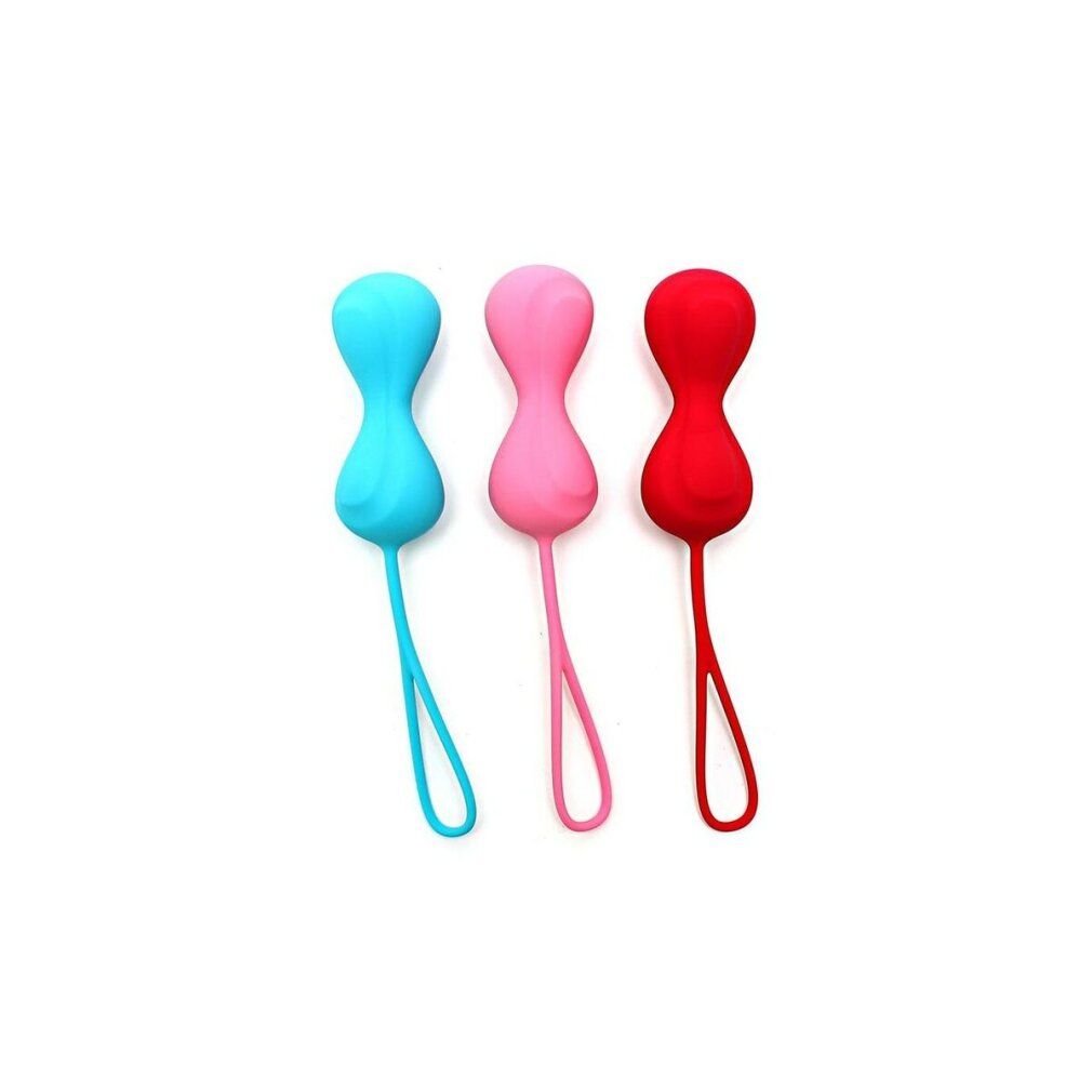 Tre palline da allenamento colorate: blu, rosa e rosso. Ogni pallina ha un anello.