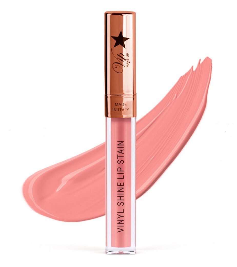 Un rossetto liquido in un contenitore trasparente con applicatore rosa e una striscia di colore rosa accanto. Il contenitore ha un tappo dorato con una stella e la scritta 'VIP MAKE-UP'.