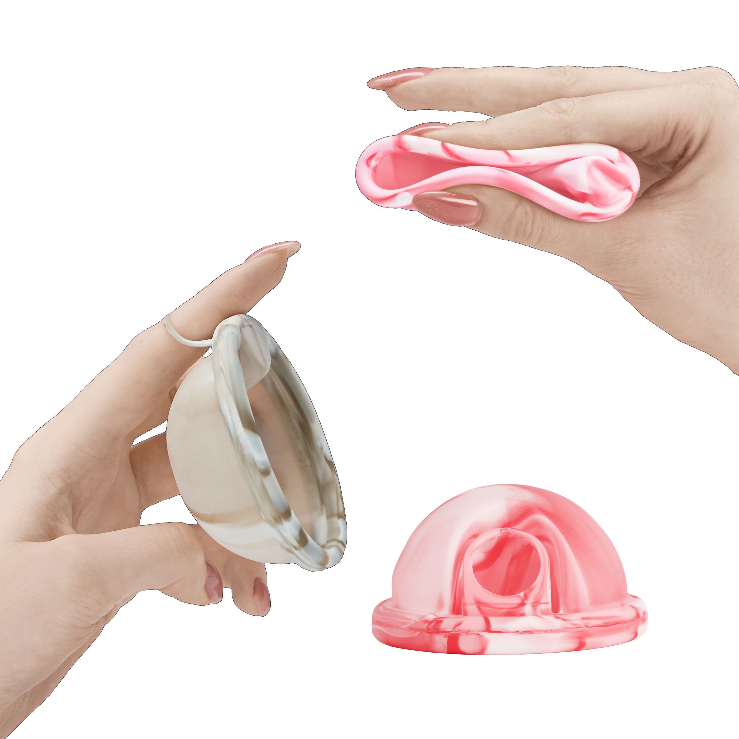 Una mano tiene un inserto flessibile marmorizzato, un'altra mano tiene un inserto rotondo.