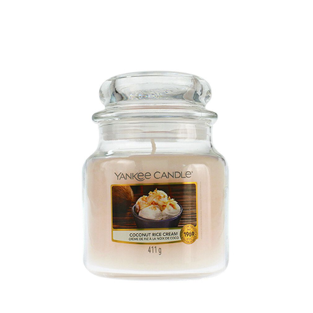 Candela profumata Yankee Candle Coconut Rice Cream. Vasetto di vetro con coperchio. Etichetta con immagine e testo. 411g.