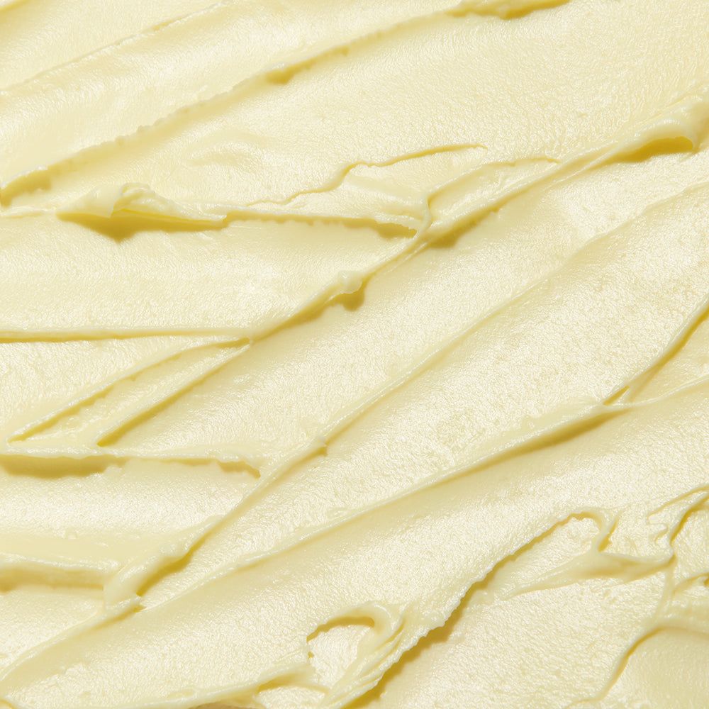 Primo piano della consistenza cremosa di un balsamo giallo striato.