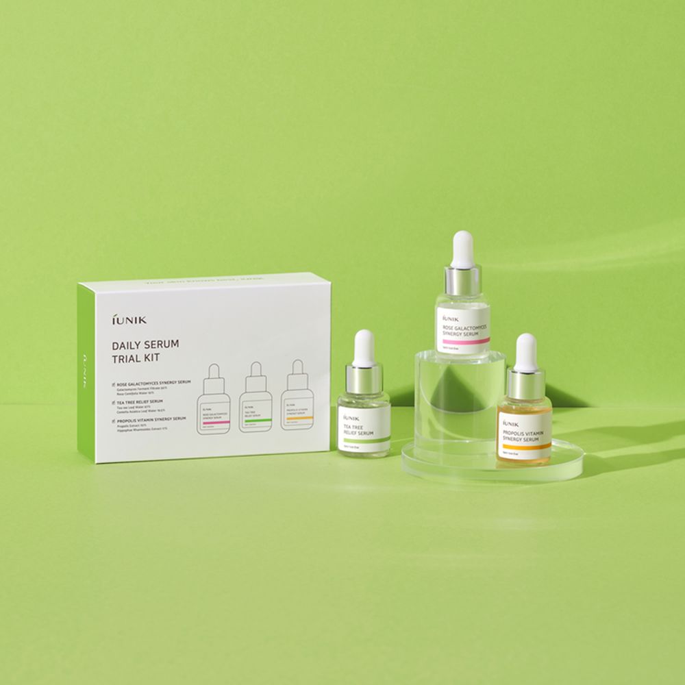 Set di prodotti con confezione e tre flaconi di siero. Flaconi su piedistallo. Testo: iUNIK, Daily Serum Trial Kit.