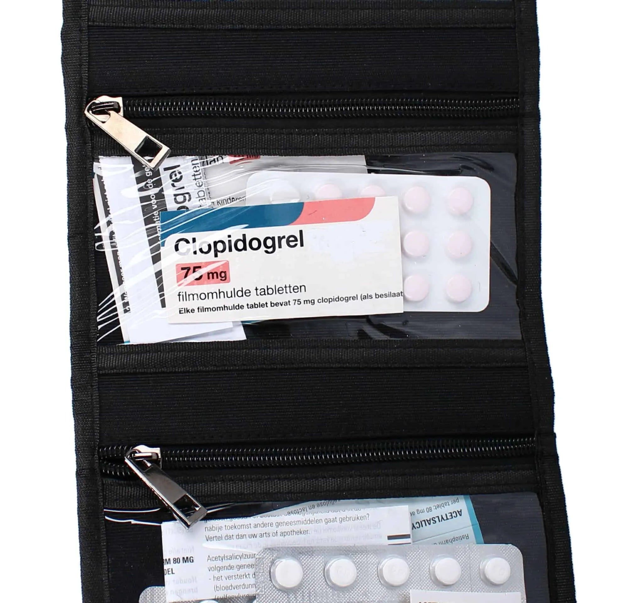 Primo piano di un astuccio nero per medicinali aperto, con pillole in scomparti trasparenti.