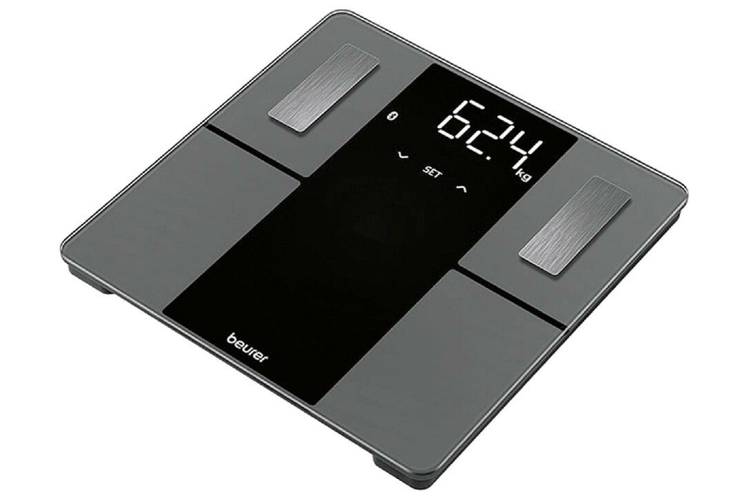 Bilancia diagnostica digitale. Superficie nera, display 62,4 kg. Marchio: beurer. Simbolo Bluetooth. Forma rettangolare.
