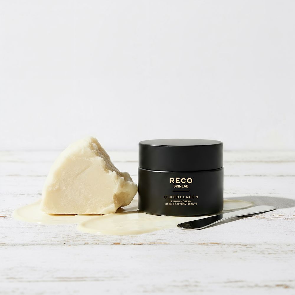 Vasetto nero RECO SKINLAB con BioCollagen. Accanto, un pezzo di crema solida e una spatola.