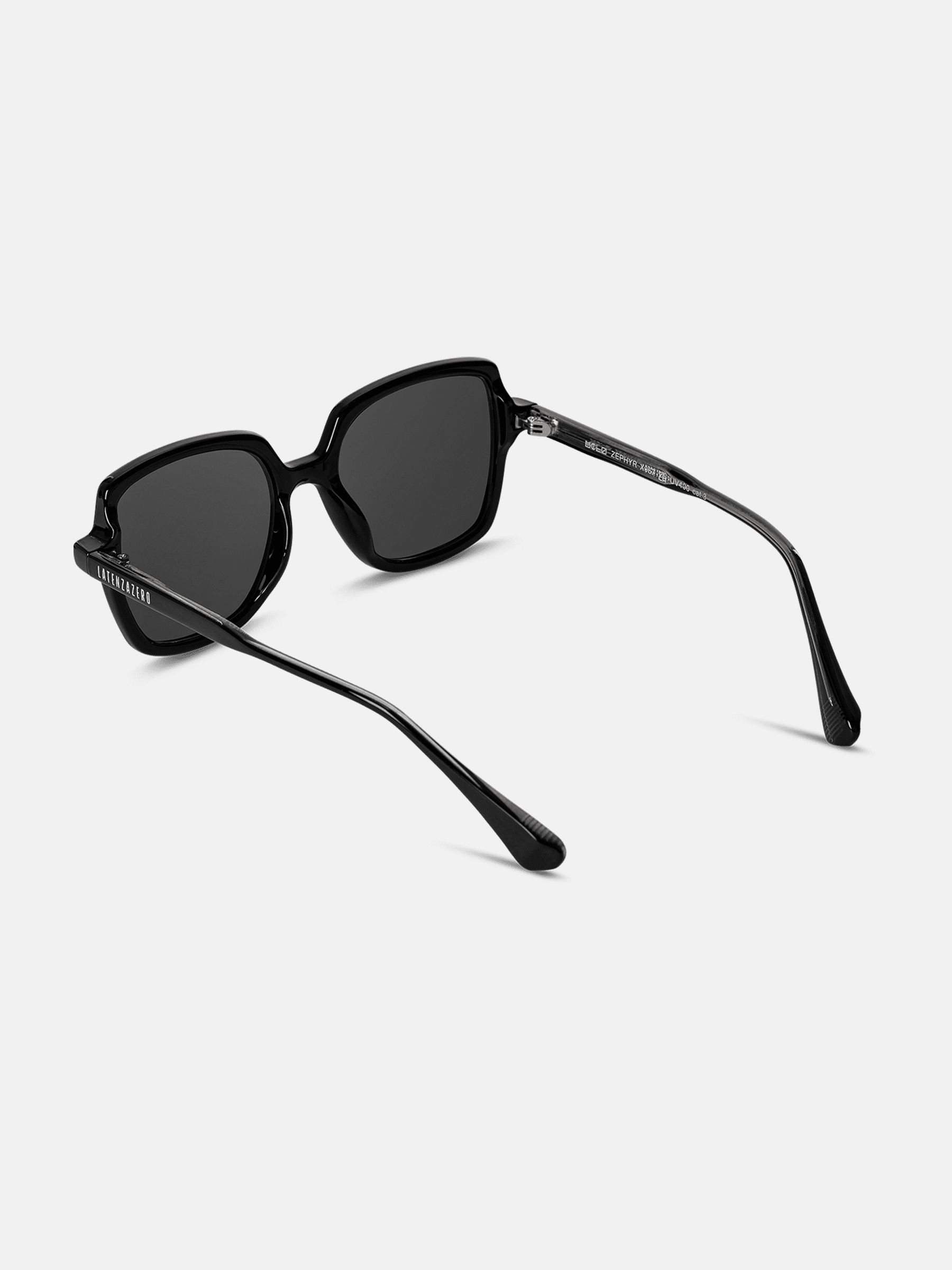 Occhiali da sole neri, vista posteriore. Lenti quadrate, montatura nera. Latenzazero sull'asta.
