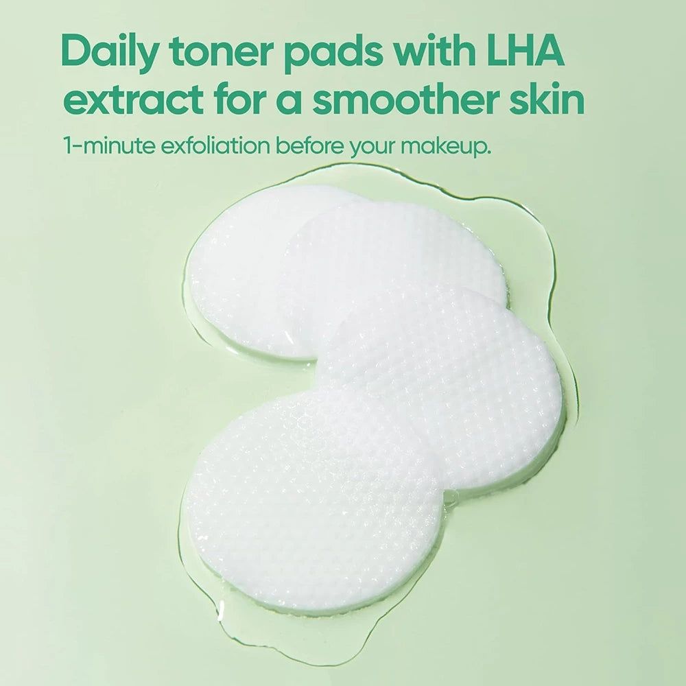 Dischetti toner rotondi bianchi su liquido. Testo: Daily toner pads with LHA extract for a smoother skin.
