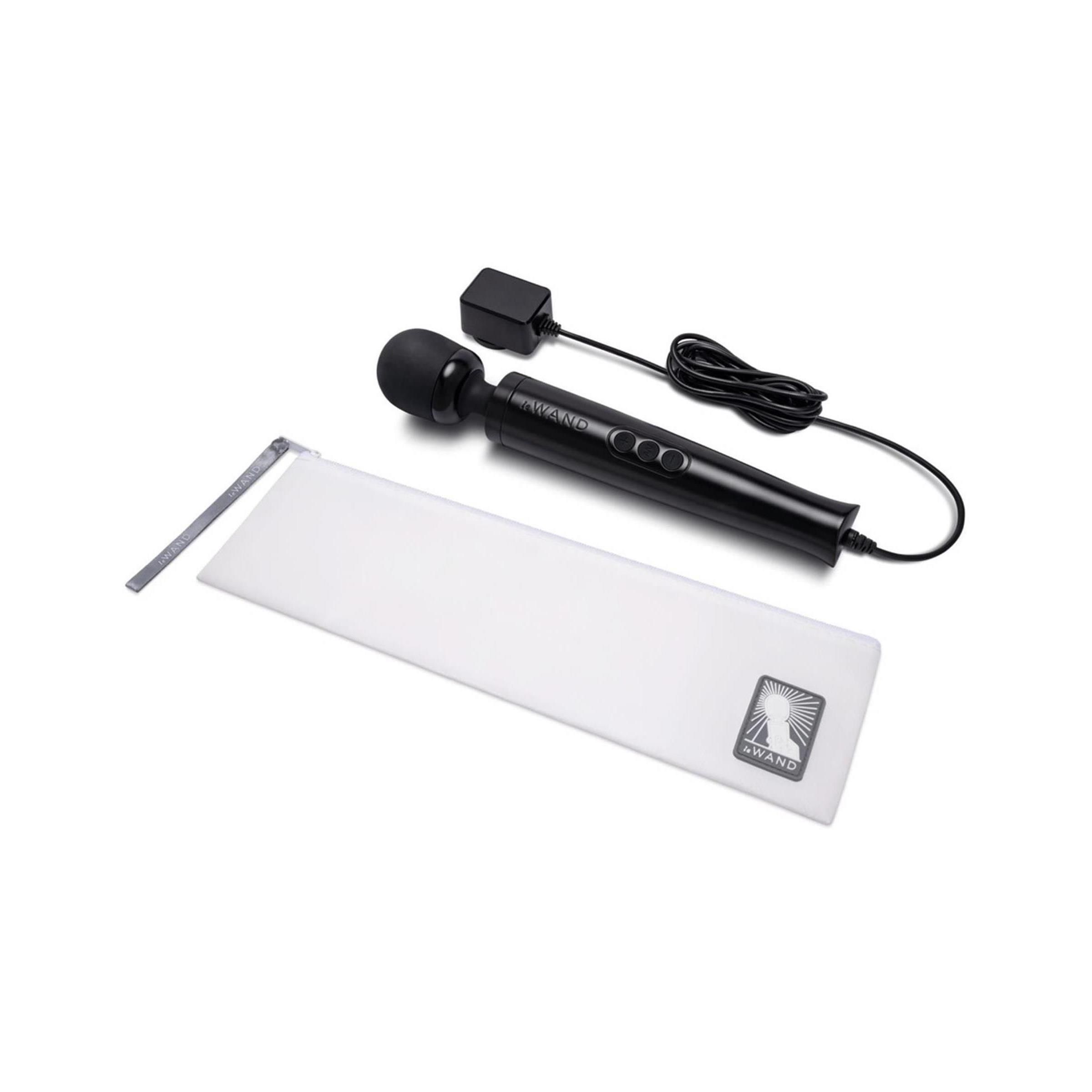 Massaggiatore nero, alimentatore e custodia. Marchio Le Wand.