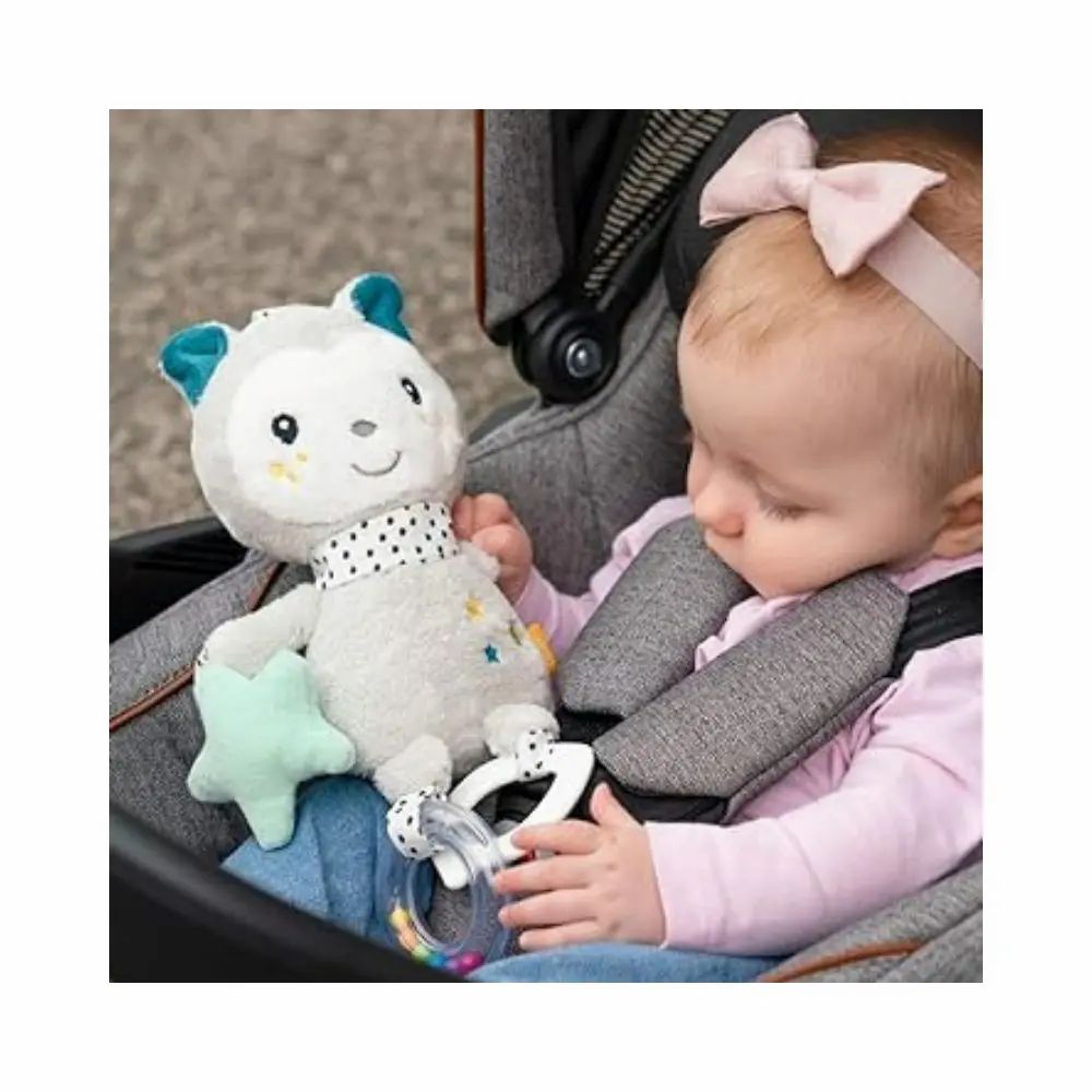 Bambino in carrozzina con peluche grigio. Il peluche ha orecchie blu e sciarpa a pois. Con stella e specchio.