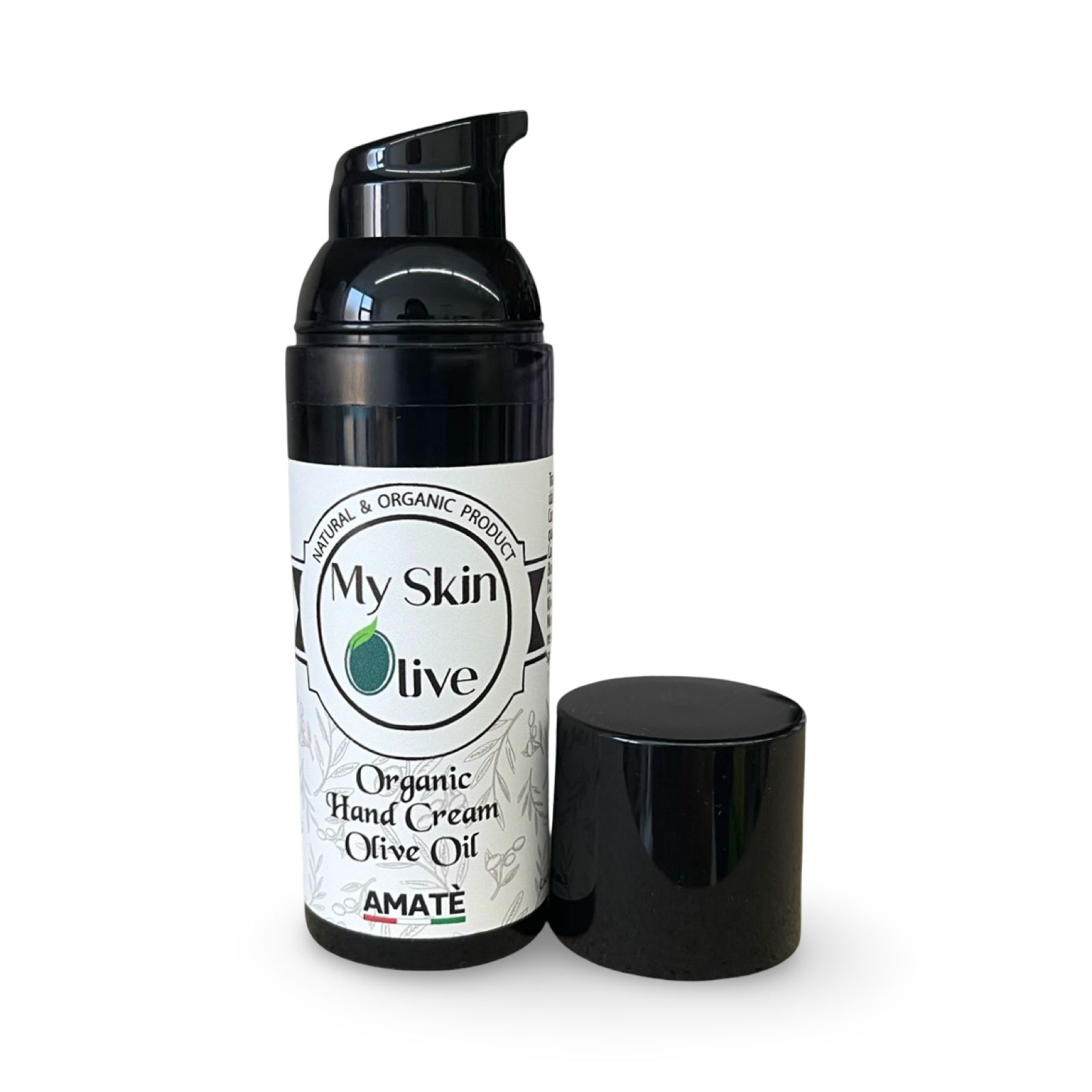 Flacone nero con pompa e tappo separato. Etichetta: My Skin Olive, Organic Hand Cream Olive Oil, Amatè. Sfondo bianco.