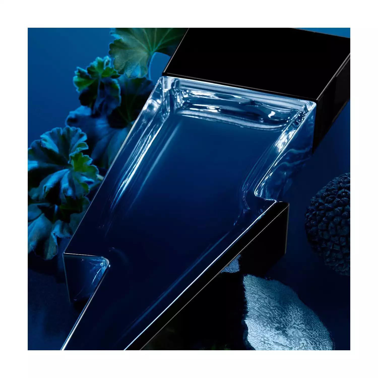 Flacone blu a forma di fulmine, tappo nero. Su sfondo blu, con foglie e una sfera.