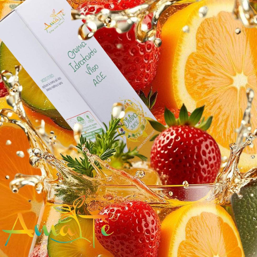 Confezione del prodotto con logo e nome. Scritta: Crema Idratante Viso A.C.E. Divina Juice. Frutta e spruzzi d'acqua sullo sfondo.