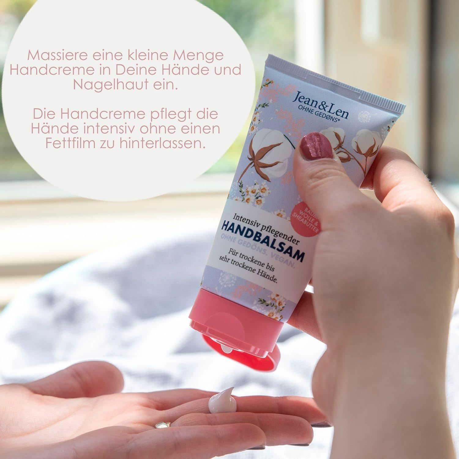 Tubo di balsamo per le mani applicato sulla mano. Testo: HANDBALSAM, Vegan. Logo Jean & Len.