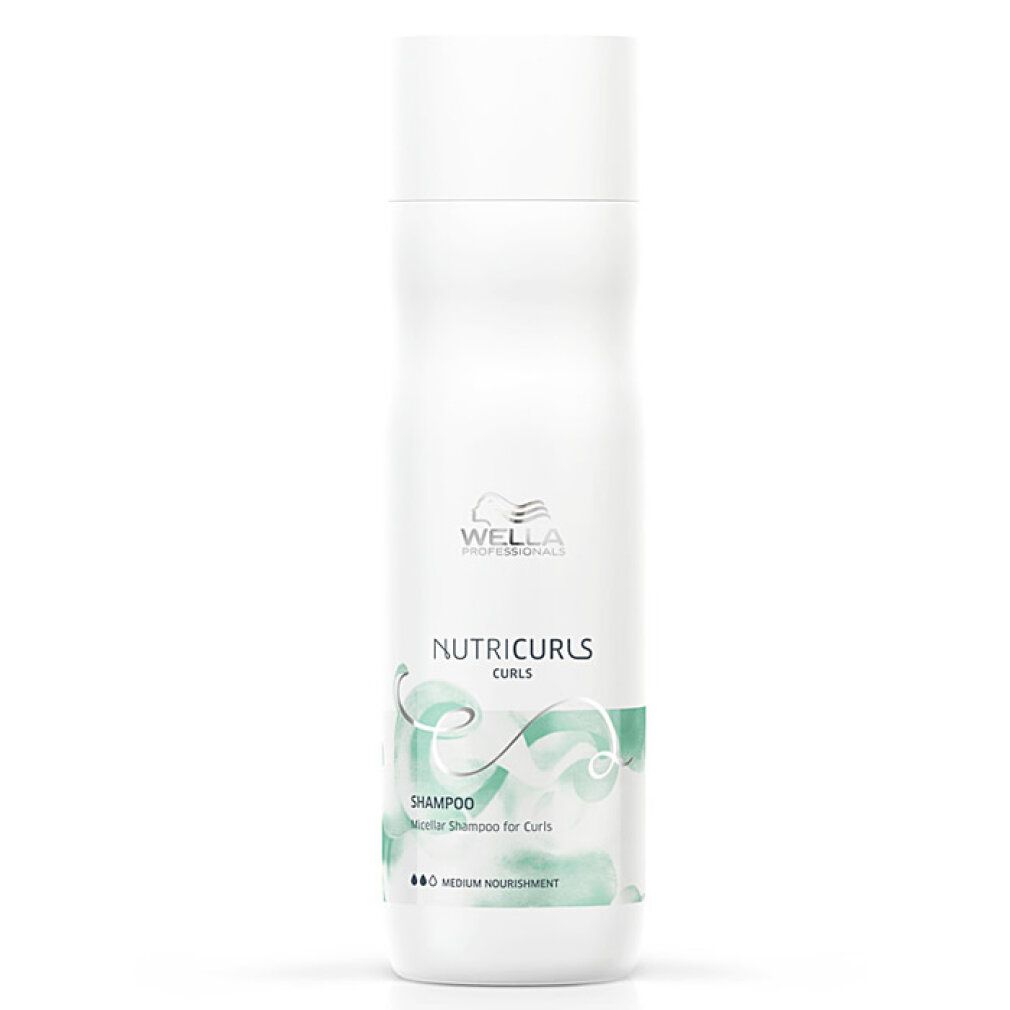 Flacone di shampoo bianco con etichetta verde. Scritta "Nutricurls Curls" e "Shampoo".