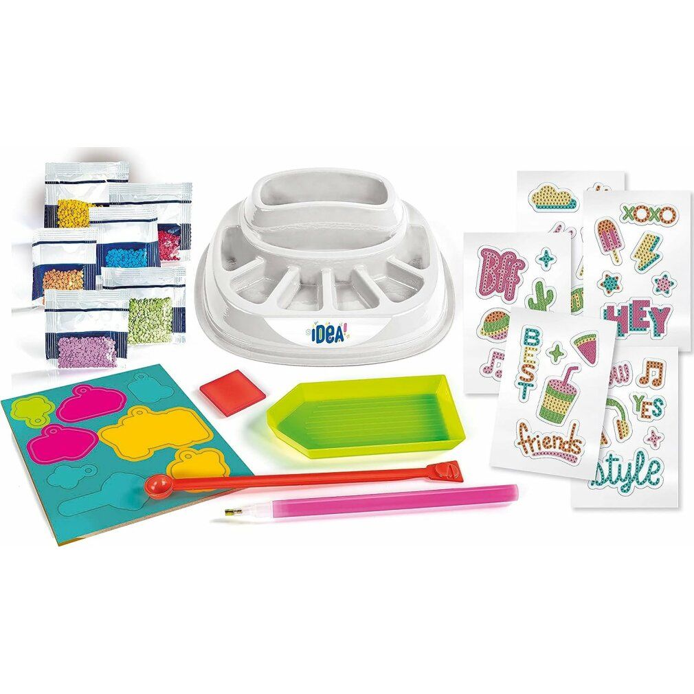 Contenuto del set Clementoni Sparkly Creations. Vassoio, pietre colorate in bustine, modelli, penne e accessori.