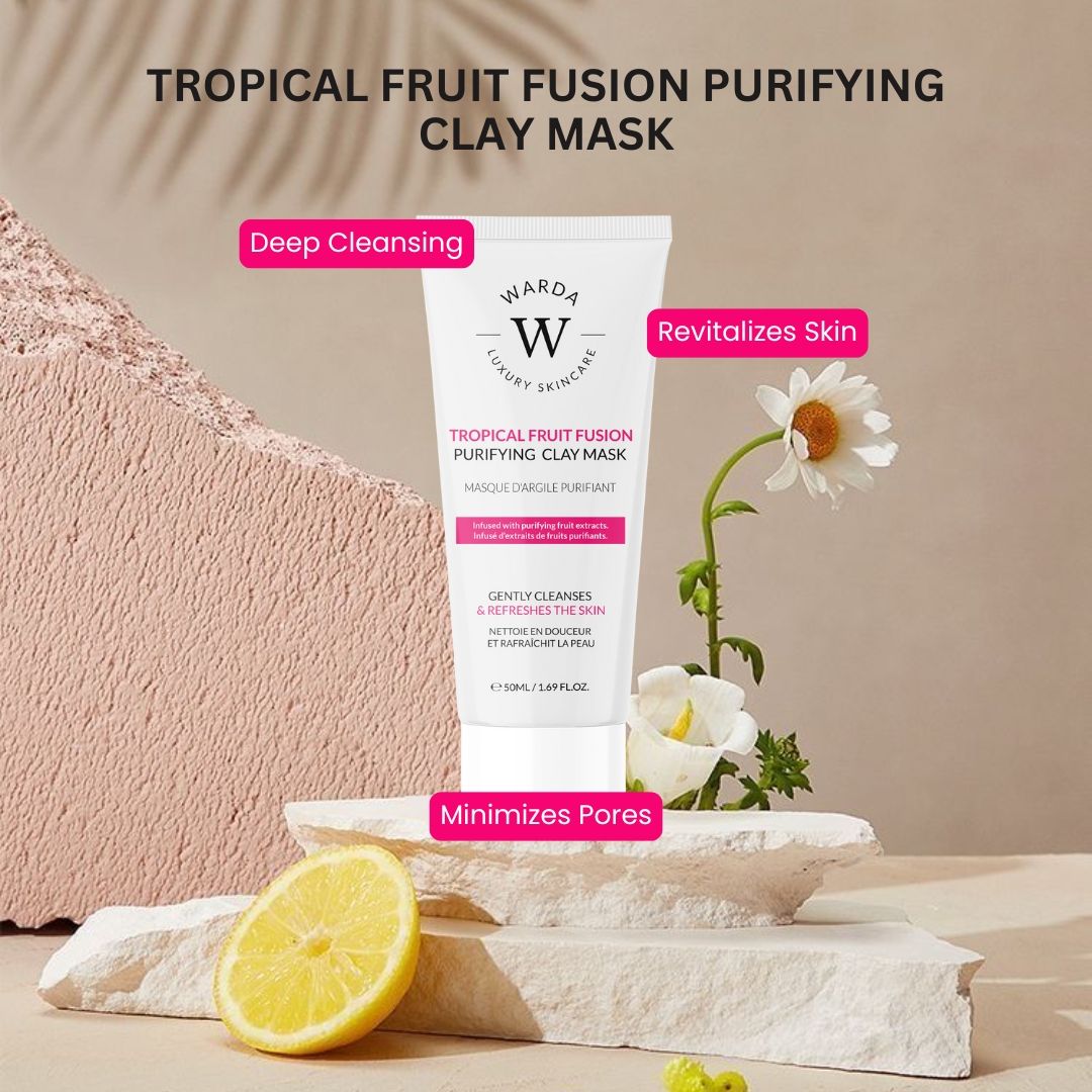 Tubo di maschera all'argilla Warda Luxury Skincare. Accenti rosa. Limone e fiore accanto al prodotto. Testo: Tropical Fruit Fusion.