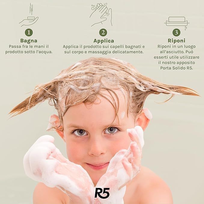 Bambino con schiuma su testa e mani. Istruzioni: bagnare, applicare, risciacquare. Logo R5 in basso.