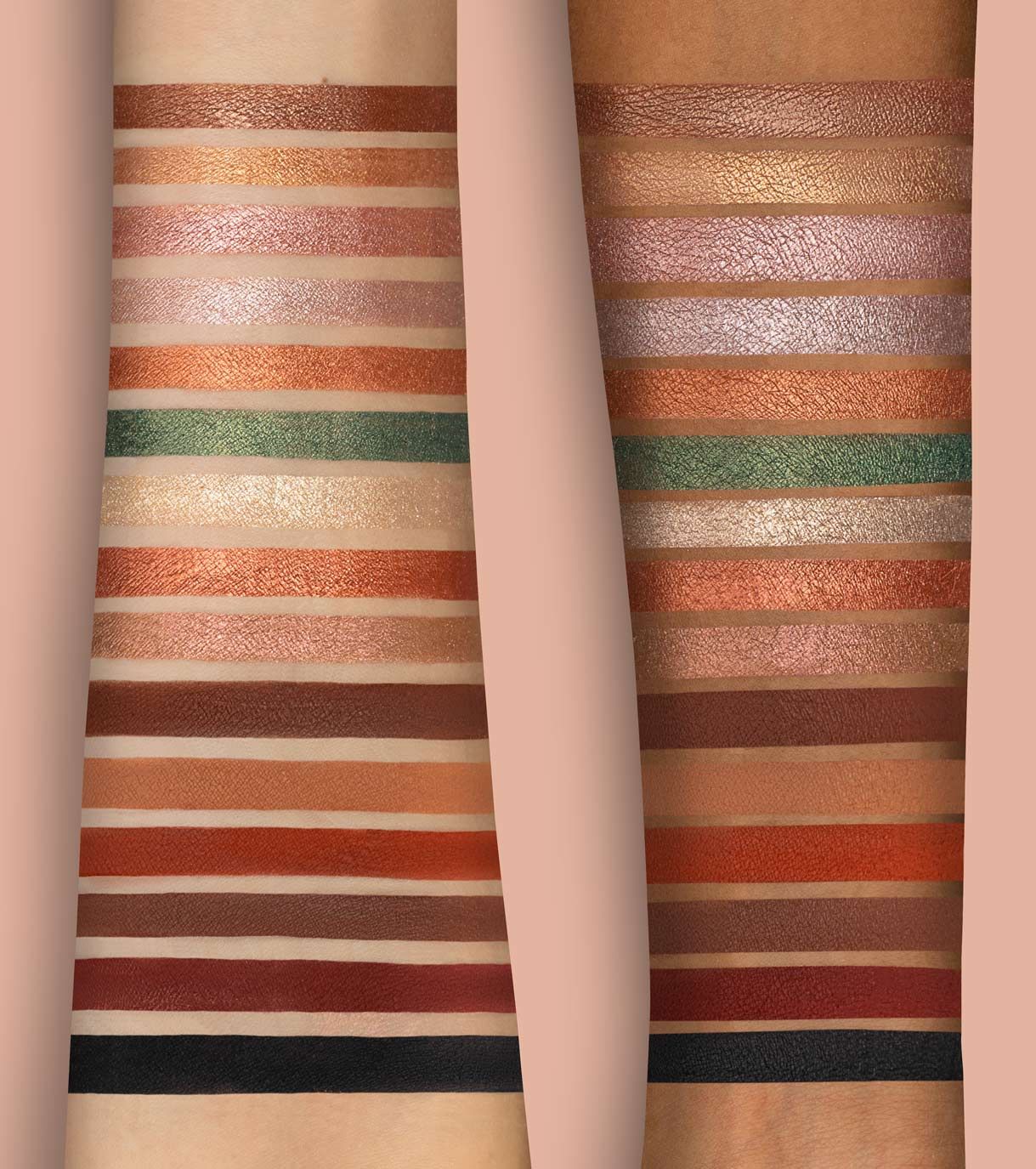 Swatch di ombretti su pelle chiara: tonalità marroni, rosa, verdi e dorate.