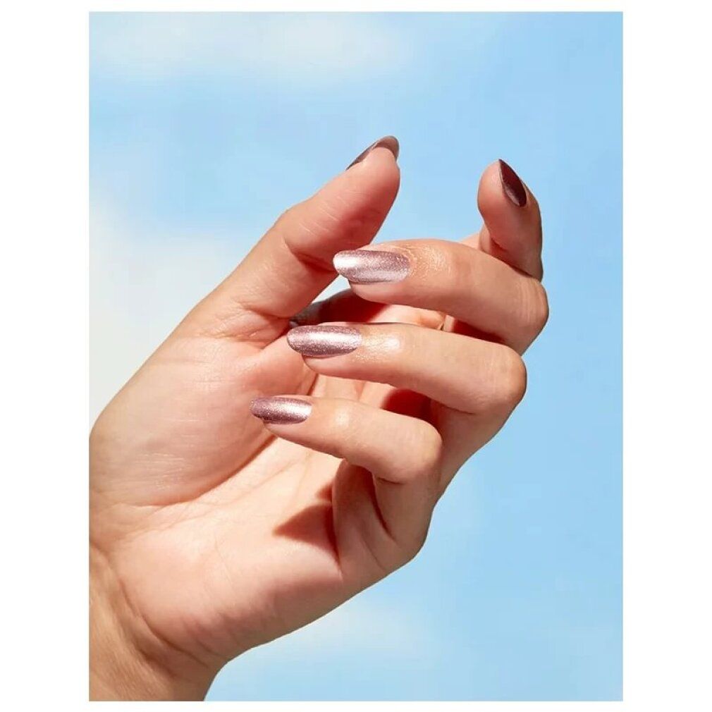 Mano con unghie laccate color oro rosa. Sfondo blu.