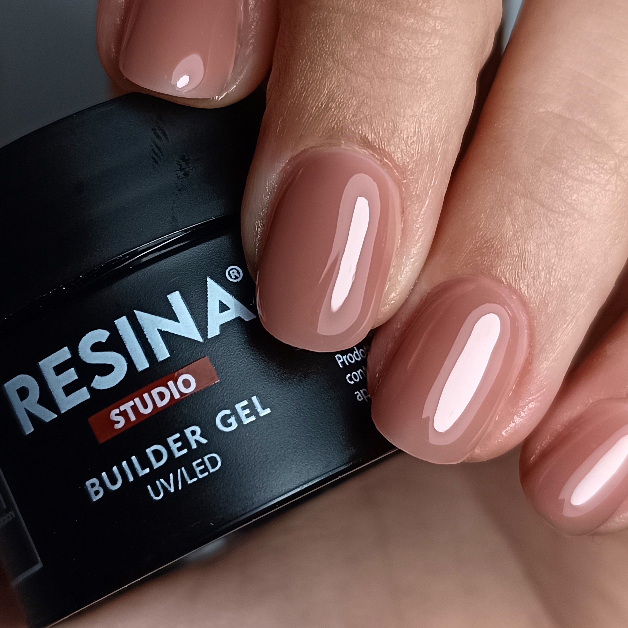 Vasetto di gel costruttore rosa scuro accanto a unghie smaltate. Scritta Resina Studio, Builder Gel, UV/LED.
