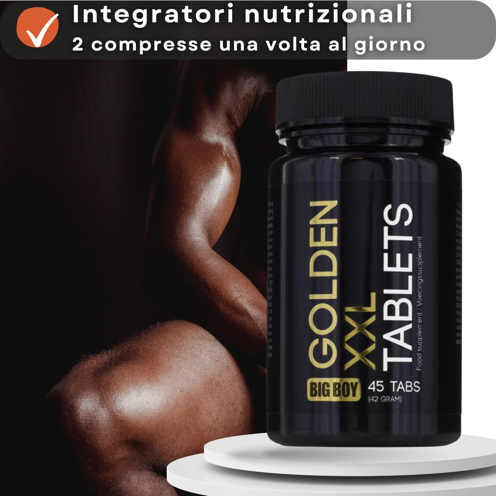 Uomo con flacone di compresse. Testo: Integratori nutrizionali, 2 compresse una volta al giorno. GOLDEN XXL TABLETS.
