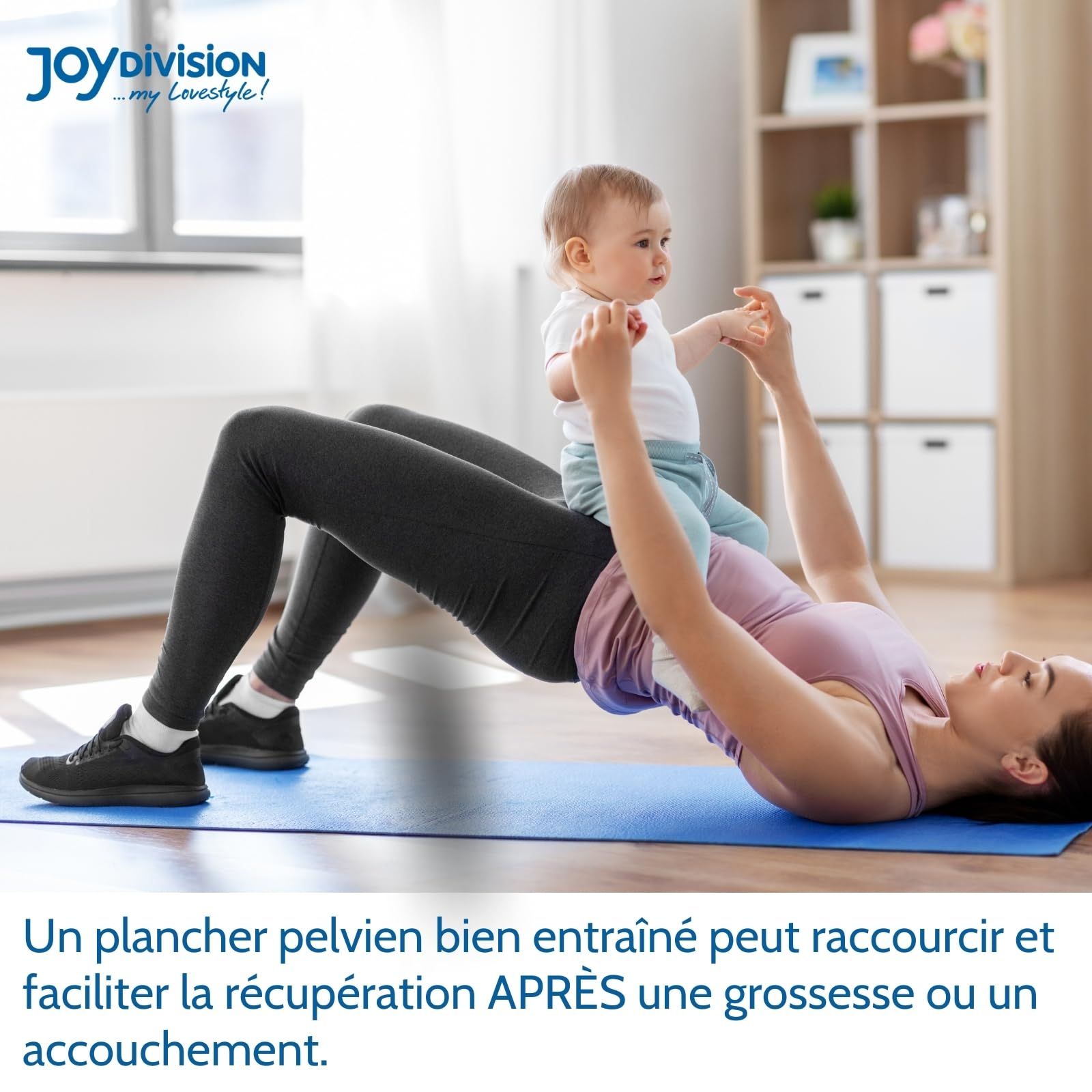 Una donna fa un ponte con un bambino sulla pancia. Testo sull'allenamento del pavimento pelvico dopo il parto.