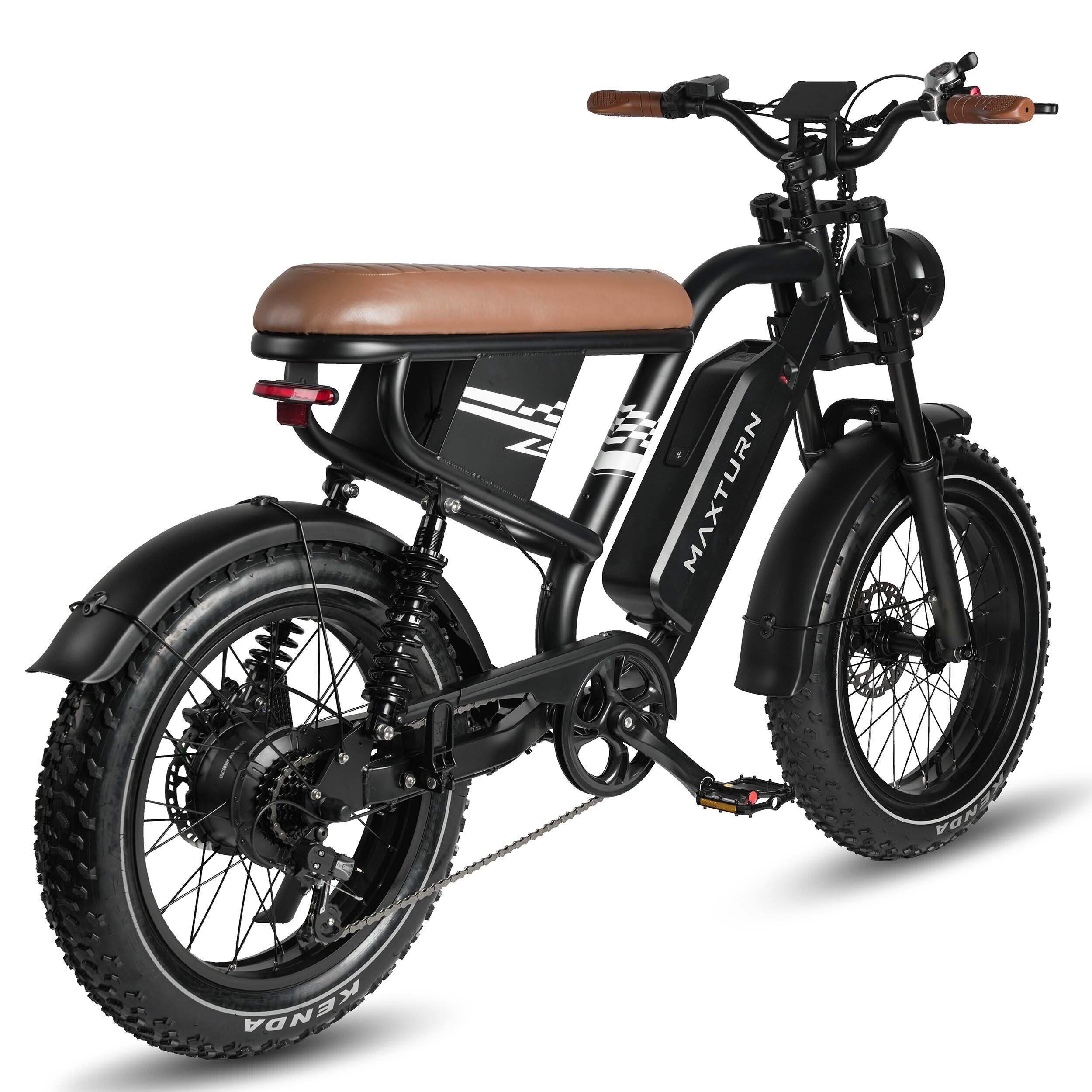 E-bike nera con sella marrone. Scritta "MAXTURN" sul telaio. Pneumatici larghi e fanalino posteriore.