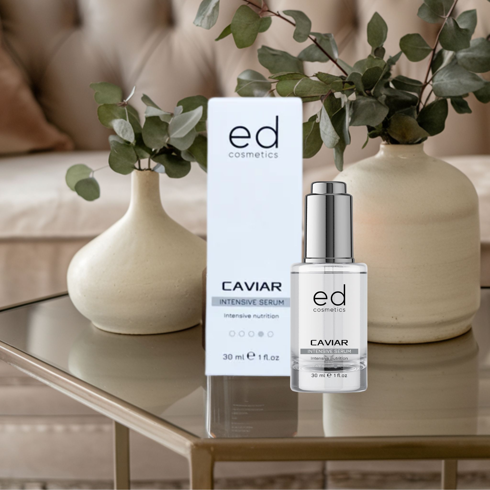 Flacone di siero e confezione. Scritta: "ed cosmetics", "CAVIAR INTENSIVE SERUM". Su un tavolo.