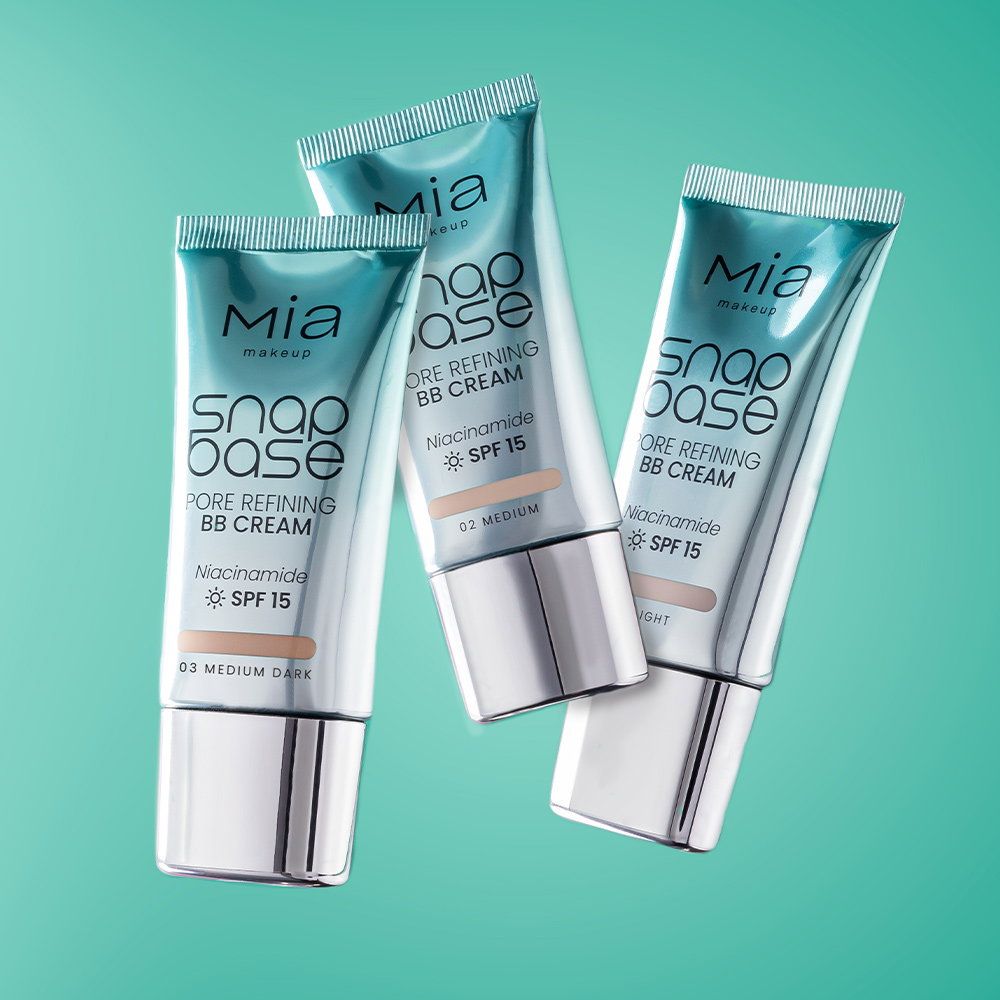 Tre tubetti di BB cream Mia Makeup Snap Base con niacinamide e SPF 15.