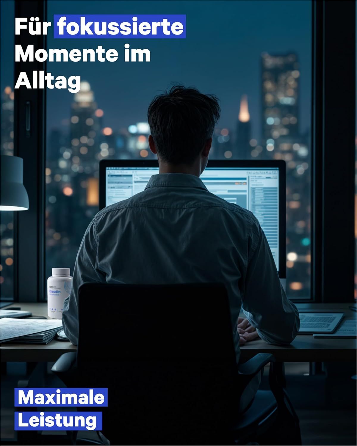 Uomo che lavora al computer con flacone di creatina monoidrato sulla scrivania.