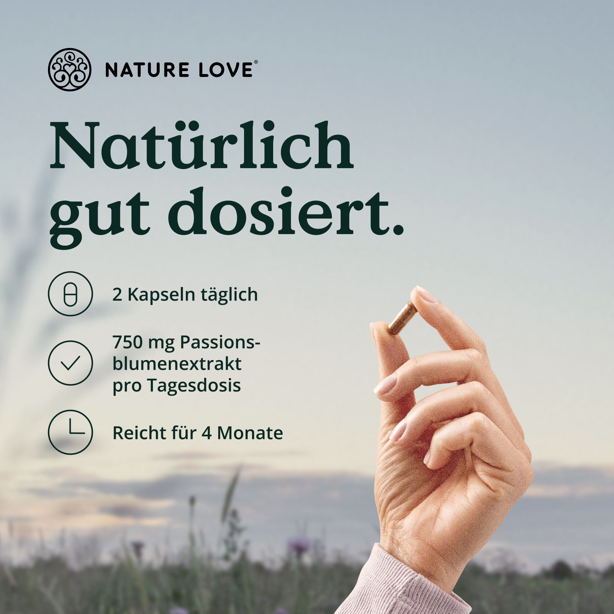 Mano che tiene una capsula. Testo: 2 capsule al giorno, 750 mg di estratto di passiflora per dose giornaliera, dura 4 mesi. Logo NATURE LOVE.