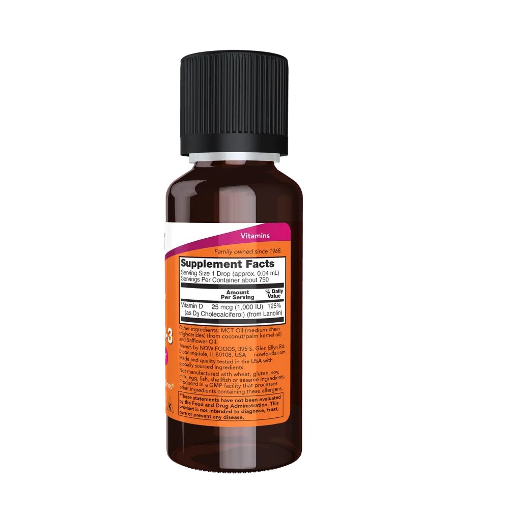 Retro di una bottiglia di vetro marrone con tappo nero. Etichetta con informazioni nutrizionali e "Vitamin D-3".