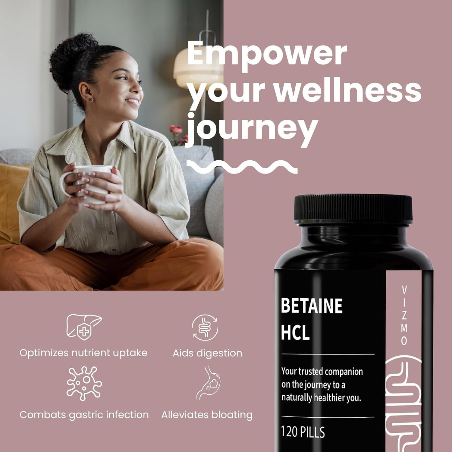 Donna con tazza accanto a flacone di capsule di Betaina HCL. Vantaggi: ottimizza l'assorbimento dei nutrienti, favorisce la digestione, ecc.