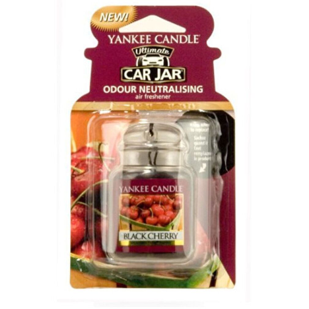 Deodorante per auto Yankee Candle. Ciliegia nera. Confezione. Vasetto in vetro trasparente con tappo metallico. Immagine ciliegie. Adesivo "NEW!"