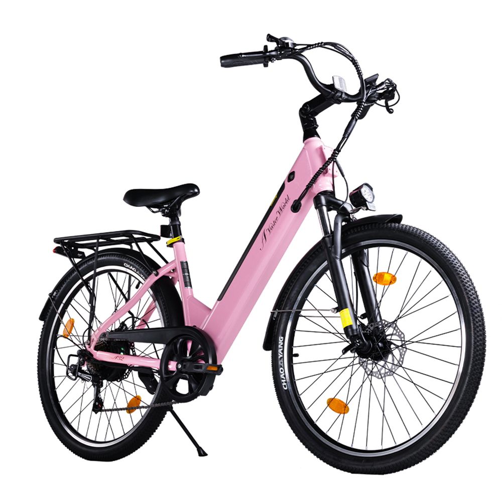 Bicicletta elettrica rosa con telaio nero. Dettagli visibili: faro, portapacchi, parafanghi. Pneumatici con scritta "CHAO YANG".