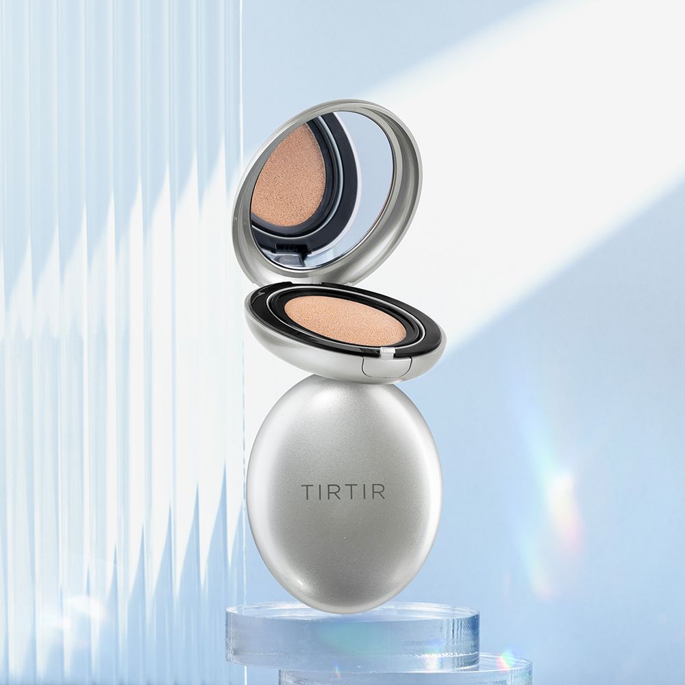 TIRTIR Mask Fit Aura Cushion in astuccio argentato, su piedistallo.