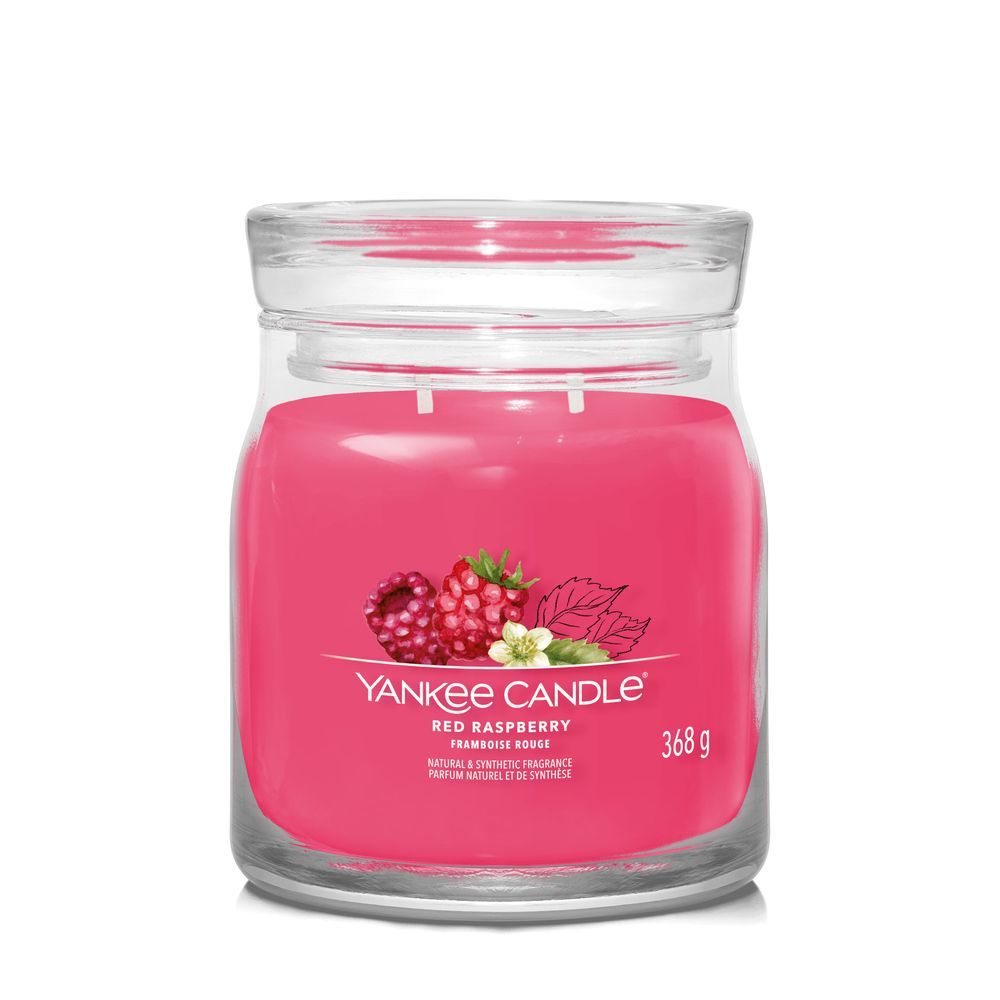 Candela rossa in vaso. Scritta: Red Raspberry, 368g. Illustrazione di lamponi e foglie.