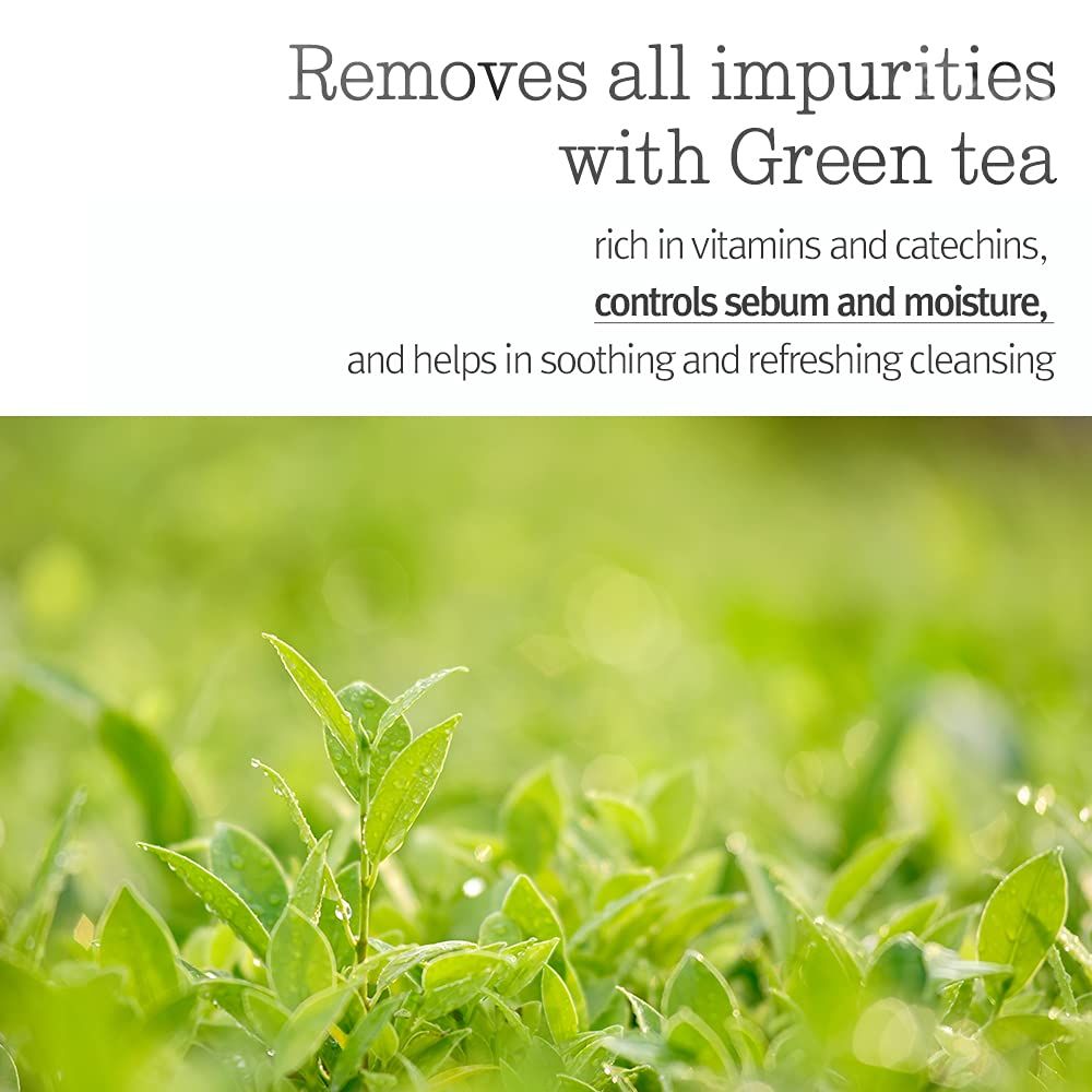 Foglie verdi con gocce d'acqua. Testo: Removes all impurities with Green tea. Controlla sebo e idratazione.