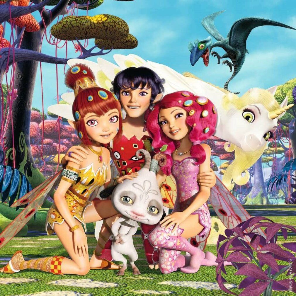 Illustrazione di tre ragazze alate, un unicorno e un piccolo animale. I personaggi si abbracciano. Sfondo: alberi e piante.