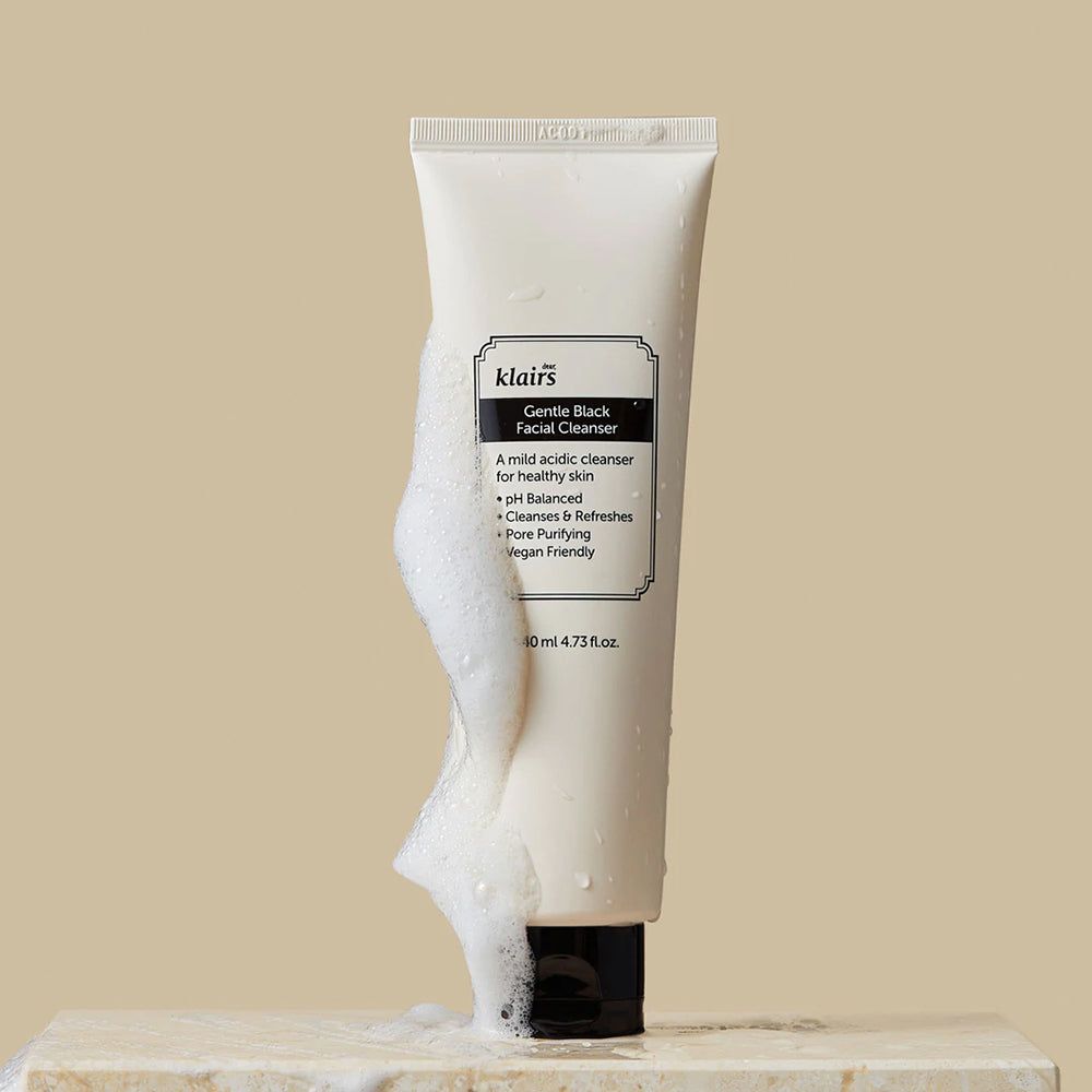 Tubetto con schiuma. Sul tubetto c'è scritto 'klairs Gentle Black Facial Cleanser'.