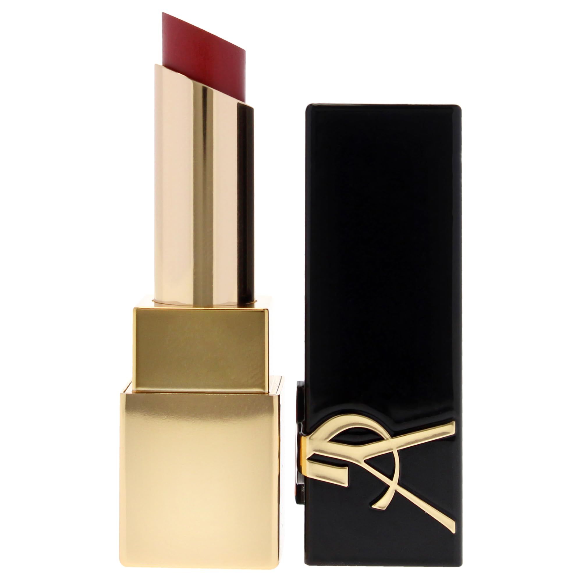 Rossetto, custodia dorata, cappuccio nero con logo. Nome del prodotto e marchio parzialmente visibili.