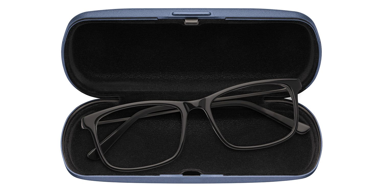 Astuccio blu in plastica aperto. All'interno, occhiali con montatura nera. Fodera interna nera.
