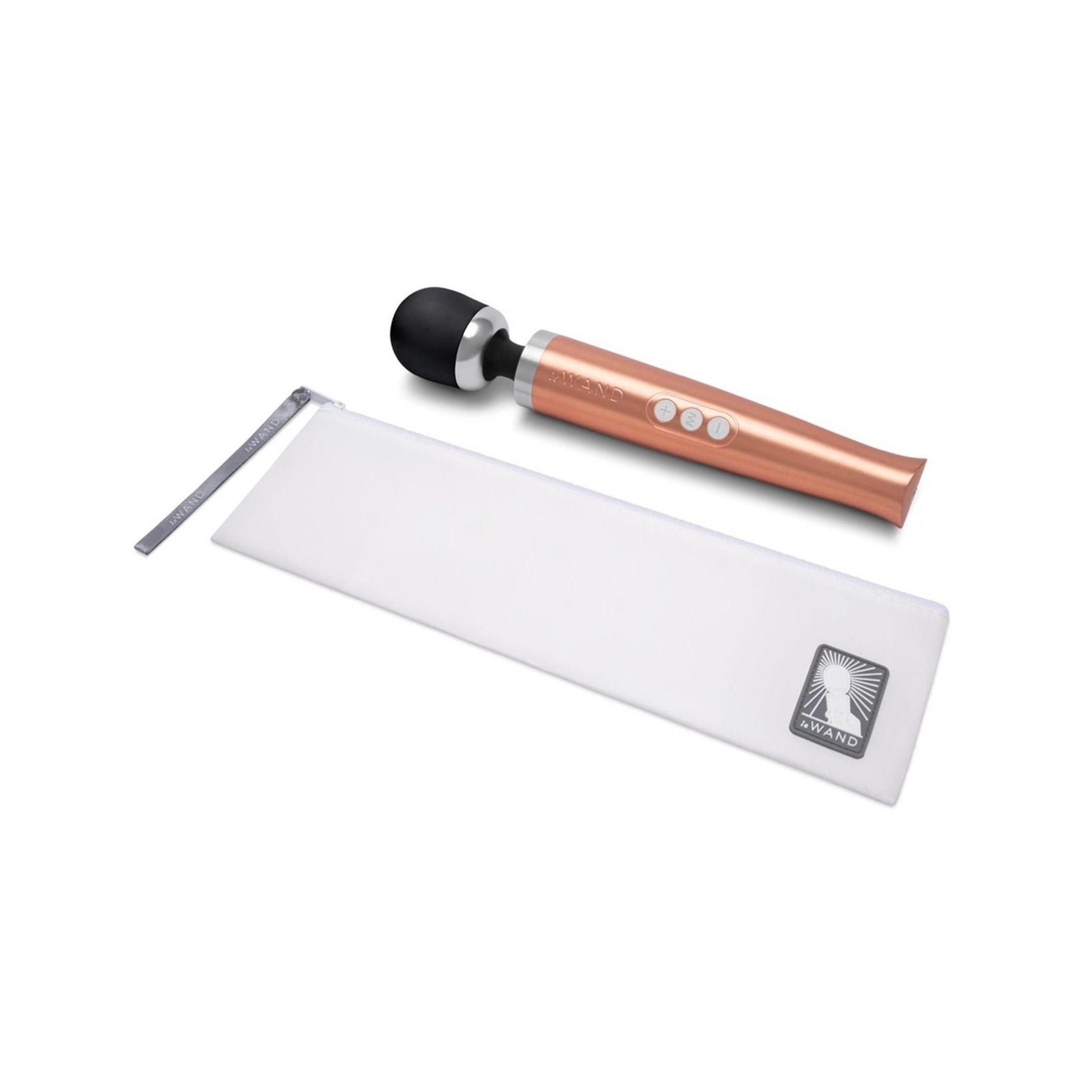 Massaggiatore color oro rosa con testa nera e custodia bianca. Il testo "Le Wand" è visibile sul dispositivo e sulla custodia.