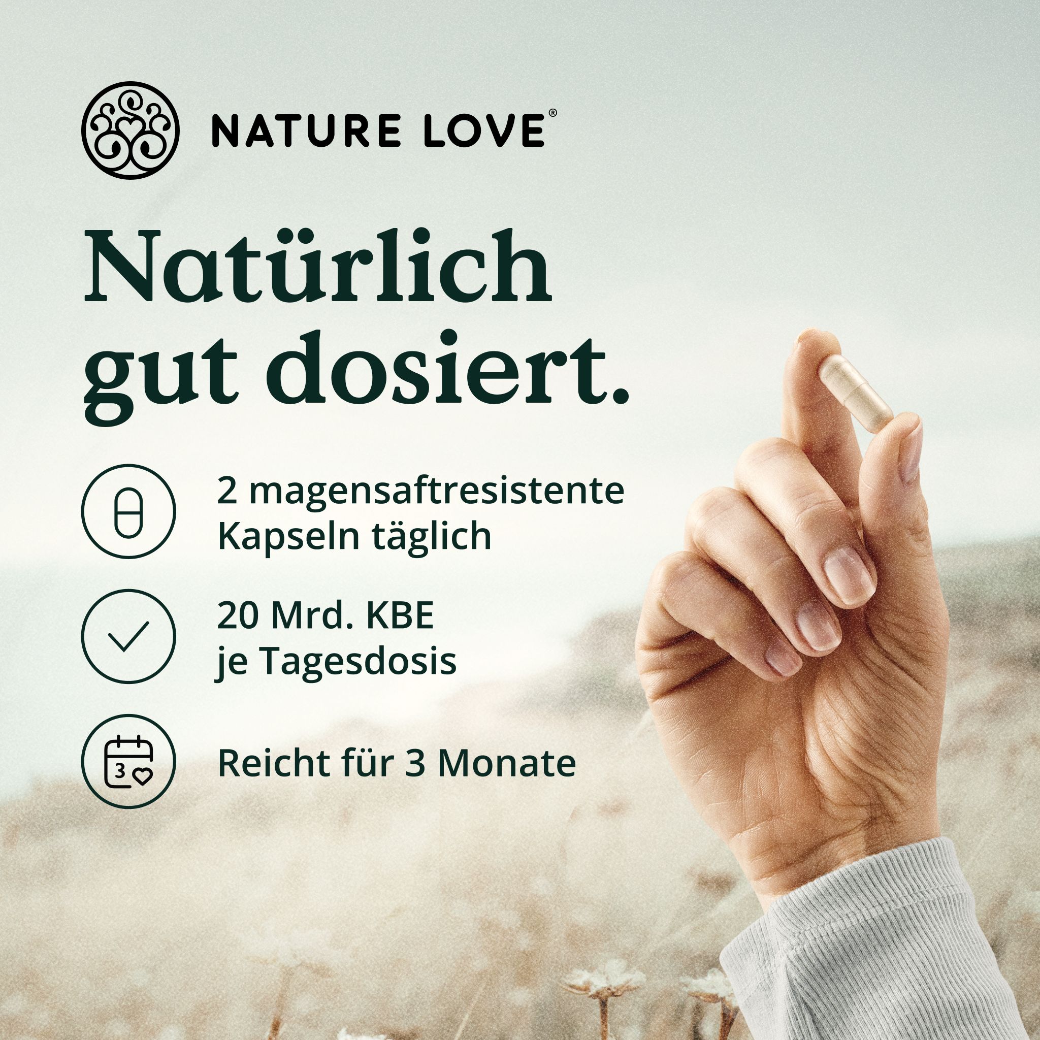 Mano che tiene una capsula. Testo: 2 capsule gastroresistenti al giorno, 20 Mrd. KBE per dose giornaliera, dura 3 mesi. Marchio: NATURE LOVE®.