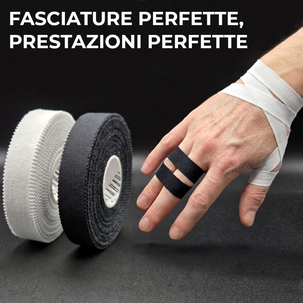 Mani con nastro per dita bianco e nero. Una mano con nastro sulle dita, l'altra sul polso.