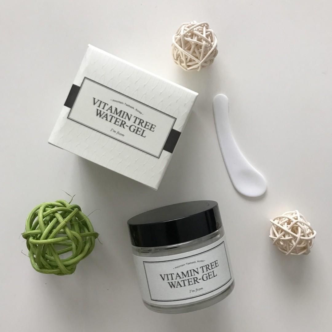 Confezione e vasetto di gel. Su sfondo bianco.