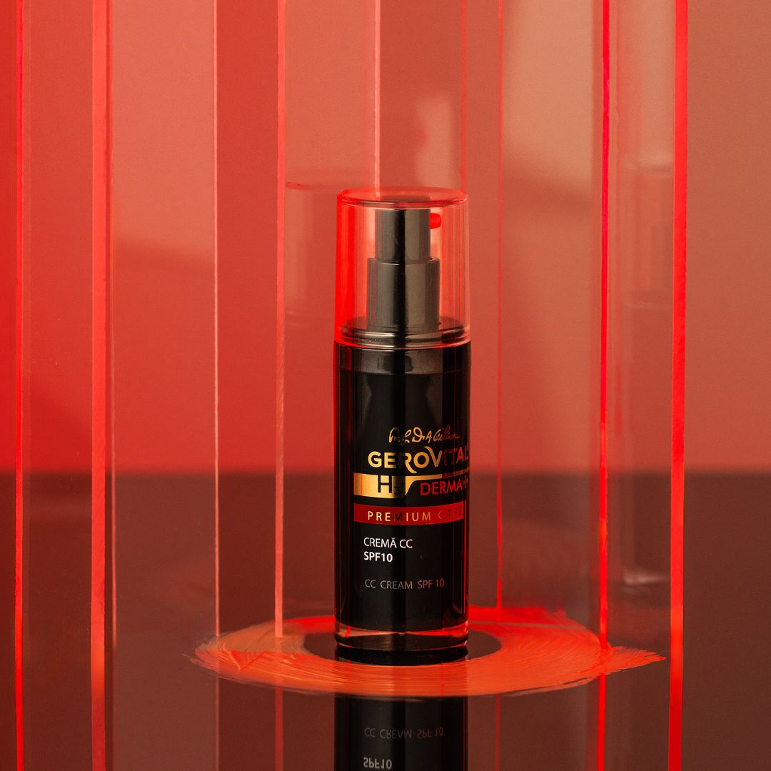 Flacone con vaporizzatore. Scritta: Gerovital H3 Derma+, Premium Care, Crema CC SPF10.