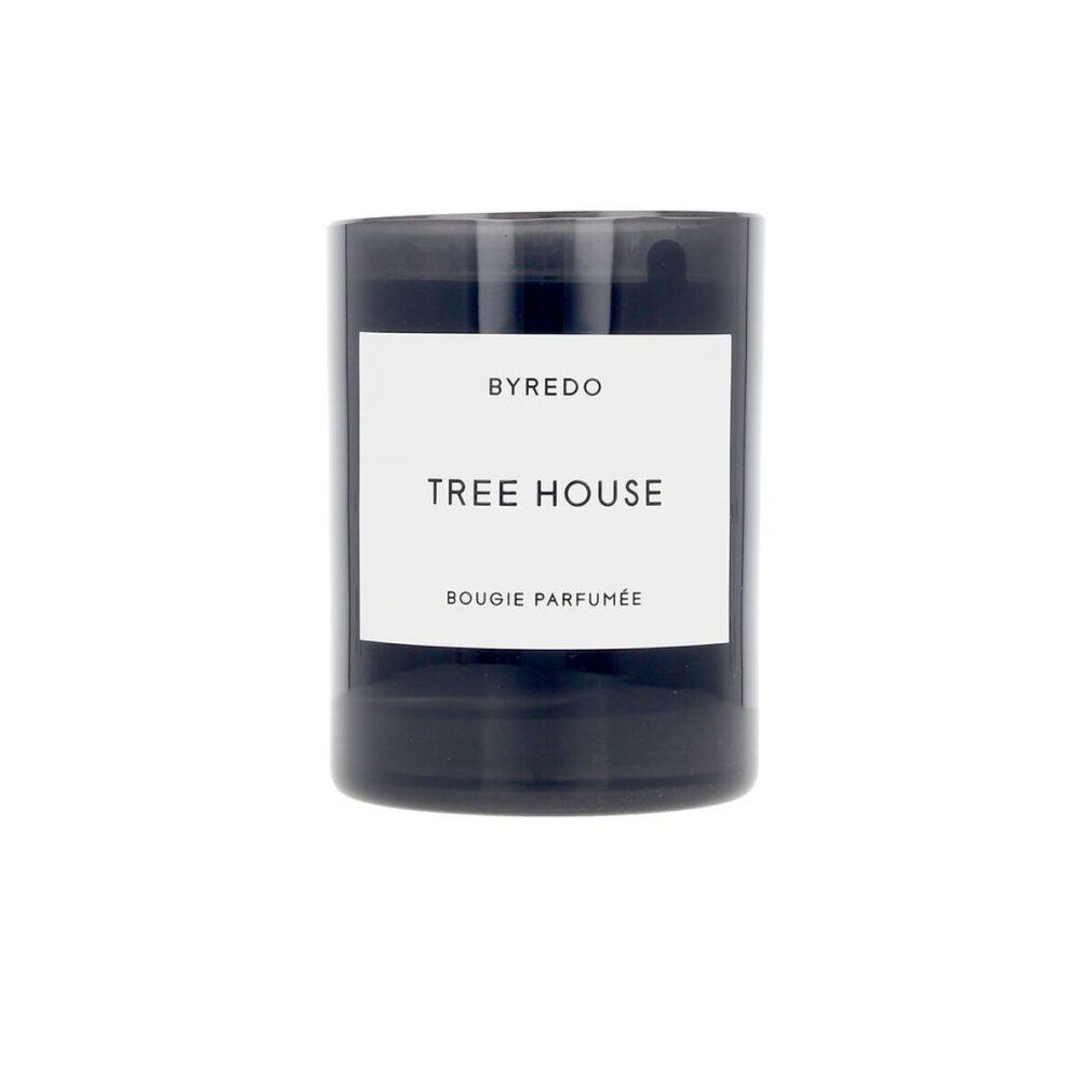 Candela nera con etichetta bianca e testo. Marchio: Byredo, prodotto: Tree House, Bougie Parfumée.