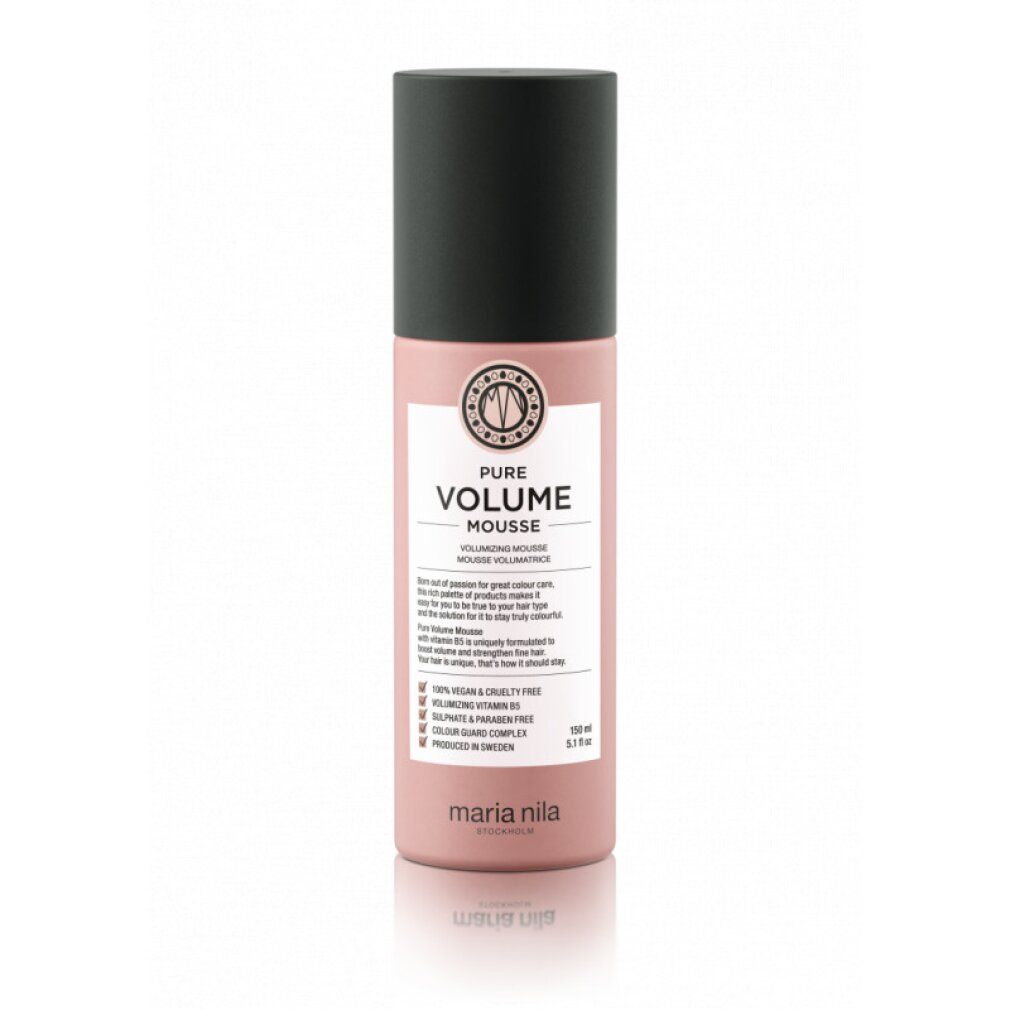 Flacone rosa con tappo nero. Scritta: Pure Volume Mousse. Vegano, senza solfati e parabeni. Marchio: Maria Nila.