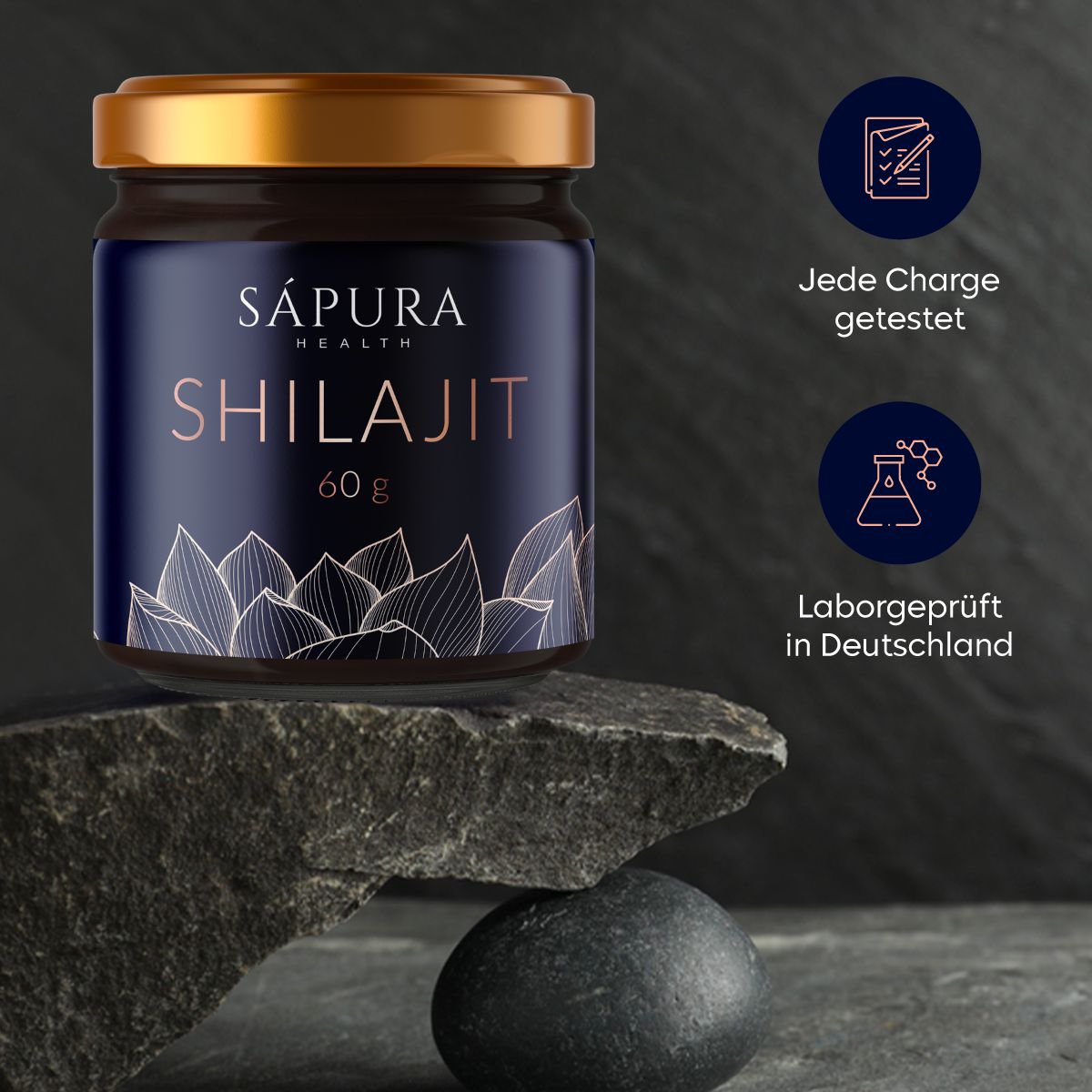 Vasetto dorato. Scritta: SAPURA HEALTH, SHILAJIT, 60 g. Simboli: testato, testato in laboratorio in Germania. Sfondo: pietra.